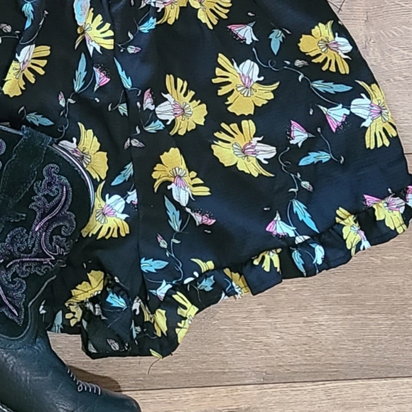 FAVLUX - Black and Yellow Romper - Elastic waist, size Medium -off Shoulder - Picture 4 of 4